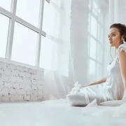 Anti Pudar, Ini Cara Merawat Baju Berbahan Satin Berwarna Putih