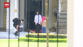 VIDEO: Momen Hp Jokowi Jatuh Saat Diberikan Ke Ajudan