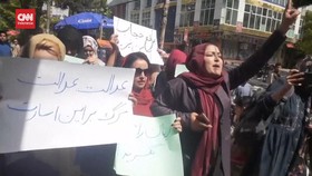 VIDEO: Perempuan Afganistan Turun Ke Jalan Protes Aturan Memakai Cadar