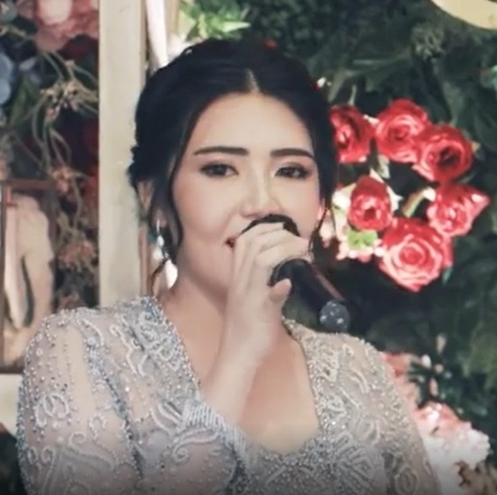 <p>Dalam potongan video itu, Via Vallen tampil cantik mengenakan kebaya. Ia mengutarakan perasaannya pada Chevra Yolandi yang tak terekam kamera. (Foto: YouTube Via Vallen Official)</p>