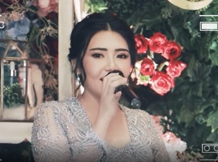 5 Potret Pertunangan Via Vallen & Chevra Yolandi, Ini Sosok Sang Calon Suami