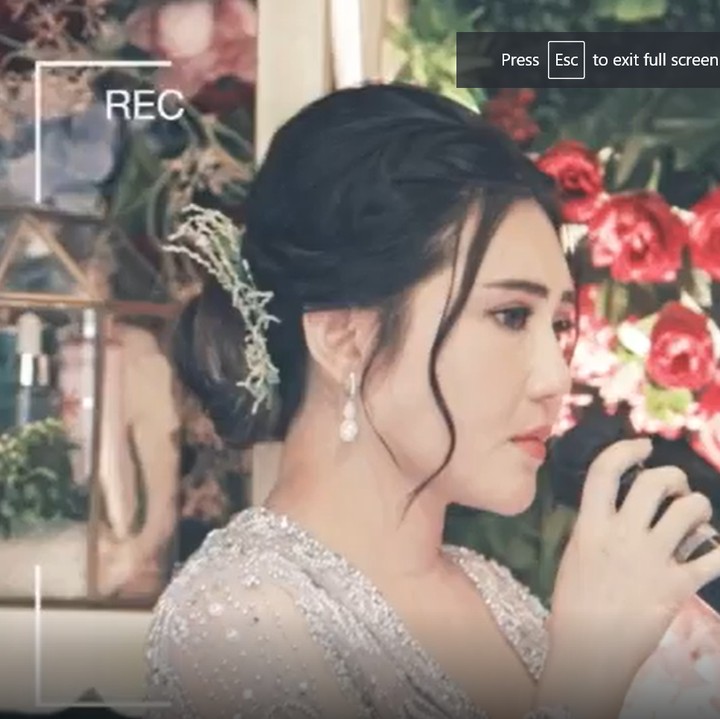 <p>Via Vallen mengungkapkan alasannya mantap menjatuhkan hati pada Chevra karena pria itu hormat dan sayang pada ibundanya. "Aku suka kamu karena kamu hormat sama ibumu, karena kamu sayang sama ibumu," ungkap Via Vallen sambil menahan tangis haru. (Foto: YouTube Via Vallen Official)</p>