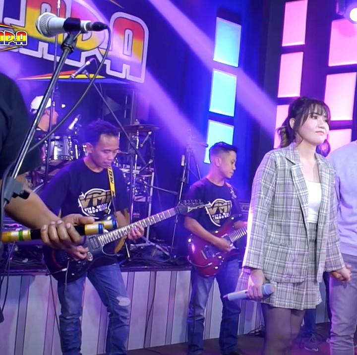 <p>Via Vallen dan Chevra memang cukup tertutup soal hubungan asmara mereka. Keduanya lebih sering mengunggah momen kebersamaan saat bernyanyi duet, Bunda. (Foto: YouTube Via Vallen Official)</p>