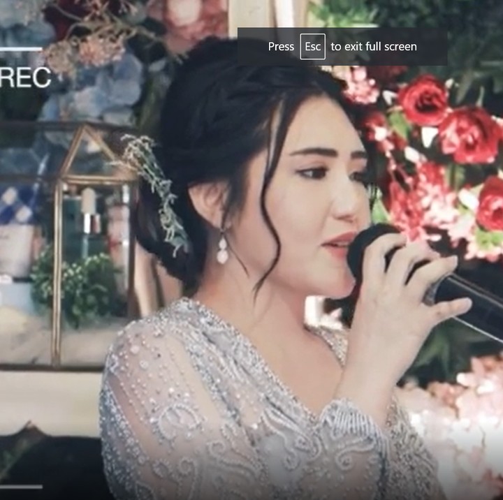 <p>Acara lamaran berlangsung tertutup dan jauh dari sorotan media. Via mengunggah potongan video hari lamaran di akun media sosialnya. (Foto: YouTube Via Vallen Official)</p>
