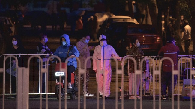 Gara-gara satu orang melanggar aturan pencegahan penularan Covid-19, ribuan warga Kota Beijing, China, harus dikarantina alias kena lockdown.
