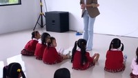 <p>Kedatangan Yuni Shara disambut anak-anak di PAUD lho. Bunda dua anak ini tampak begitu bahagia saat bertemu anak-anak di PAUD yang didirikannya. (Foto: Instagram @yunishara36)</p>