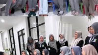 <p>Siswa-siswa dan para tenaga pengajar memanggil Yuni Shara dengan sebutan Bunda. Wanita 49 tahun itu tampak begitu akrab dengan para guru di sana. (Foto: Instagram @yunishara36)</p>