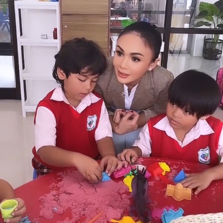 <p>PAUD Cahaya Permata Abadi ternyata sudah didirikan cukup lama di kampung halaman Yuni Shara. Namun, baru sekarang PAUD ini memiliki gedung sendiri. (Foto: Instagram @yunishara36)</p>