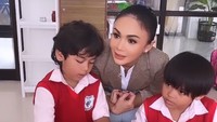 7 Potret Yuni Shara Saat Kunjungi Anak-anak di PAUD yang Dia Dirikan