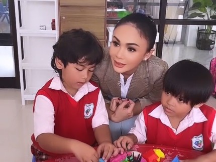 7 Potret Yuni Shara Saat Kunjungi Anak-anak di PAUD yang Dia Dirikan