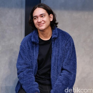 Tampil dengan Kepala Botak & Berjenggot, Adipati Dolken Tetap Dipuji Tampan