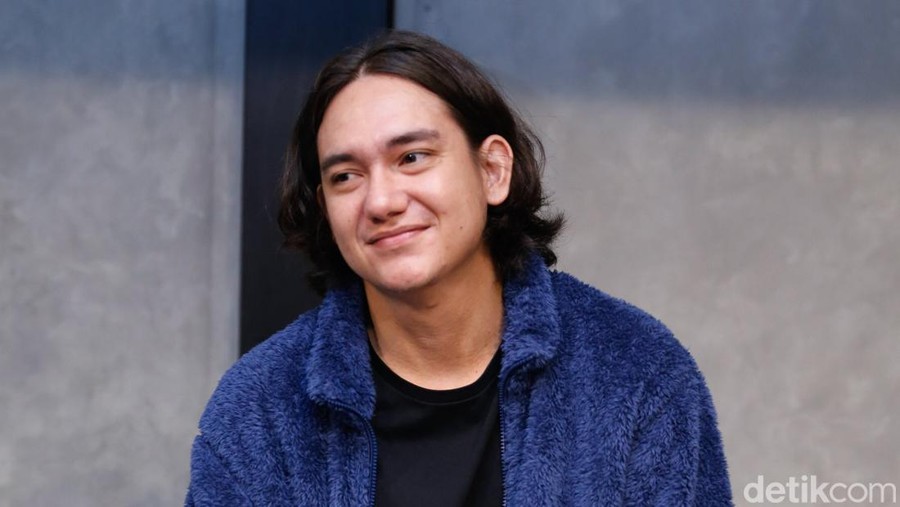 Adipati Dolken di acara media gathering Film Kambodja, kantor Falcon Pictures Duren Tiga Jakarta Selatan (11/5)