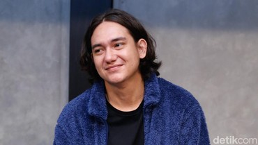 Tampil dengan Kepala Botak & Berjenggot, Adipati Dolken Tetap Dipuji Tampan