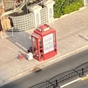 Sedih! Akibat Lockdown, Perempuan di Shanghai Ini Terpaksa Tinggal di Bilik Telepon Selama Sebulan Bersama Anjingnya!
