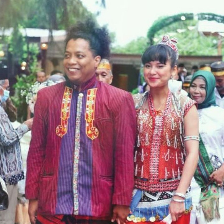 <p>Acara digelar di Buton, Sulawesi Tenggara. Acara ini merupakan syukuran pernikahan mereka karena tak sempat merayakannya ketika menikah di masa pandemi tahun lalu. (Foto: Instagram/@arie_kriting)</p>