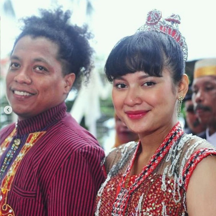 <p>Kebahagiaan menyelimuti wajah Indah Permatasari dan Arie Kriting. Pasangan yang menikah pada tahun lalu itu baru saja menggelar syukuran pernikahan mereka. (Foto: Instagram/@arie_kriting)</p>