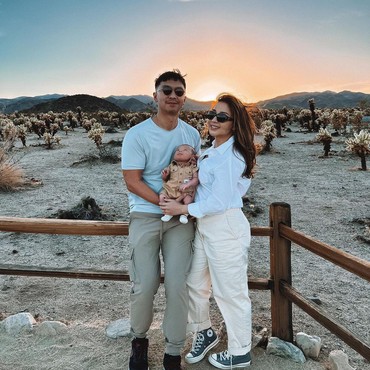 7 Potret Nikita Willy & Indra Bawa Baby Izz Liburan ke Joshua Tree California