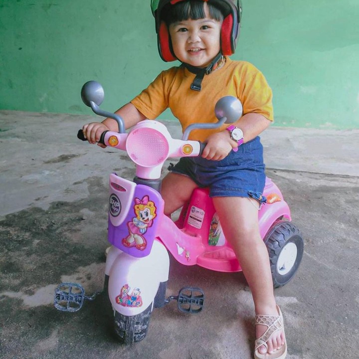 <p>Baru menginjak 3 tahun, Sky sudah pandai berbicara dan berpose di depan kamera. Seperti foto yang satu ini, berpose bersama vespa mininya, Sky tidak lupa memakai helm juga, nih, Bunda. Sangat menggemaskan ya, Bunda. (Foto: Instagram @oceanaskygumilar)</p>