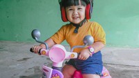 <p>Baru menginjak 3 tahun, Sky sudah pandai berbicara dan berpose di depan kamera. Seperti foto yang satu ini, berpose bersama vespa mininya, Sky tidak lupa memakai helm juga, nih, Bunda. Sangat menggemaskan ya, Bunda. (Foto: Instagram @oceanaskygumilar)</p>