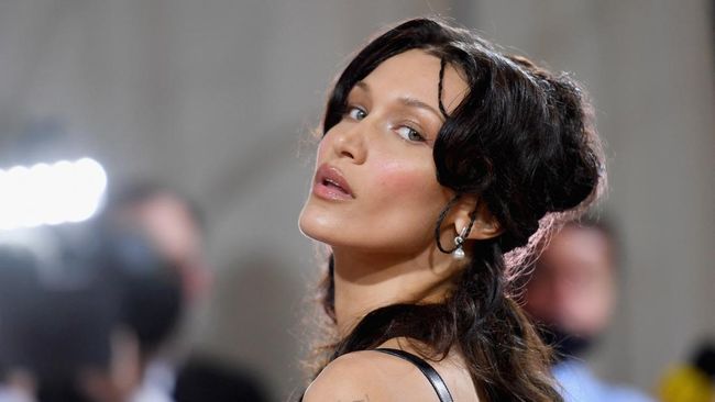Jenama mode mewah Dior dikabarkan mengganti model Bella Hadid dengan model asal Israel May Tager dalam iklan terbarunya.
