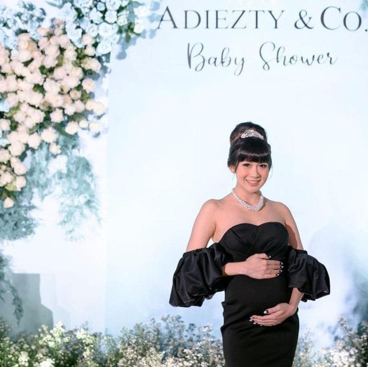 <p>Dengan memegang perutnya yang semakin membesar, tak mengurangi kecantikan Adiezty lho. Tetap cute ya, Bunda. Calon ibu satu anak ini tampaknya awet muda dan sangat menawan. (Foto: Instagram @adieztyfersa)</p>