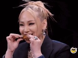 3 Idol K-Pop Ini Doyan Pedas, Kuat Makan Keripik Paqui dan Sayap Ayam Pedas