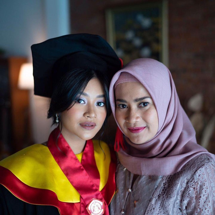 <p>Beberapa waktu lalu, Ikke Nurjanah membagikan potretnya bersama sang putri ketika di wisuda. Kompak banget ya, Bunda. (Foto: Instagram: @ikkenurjanah0518)</p>