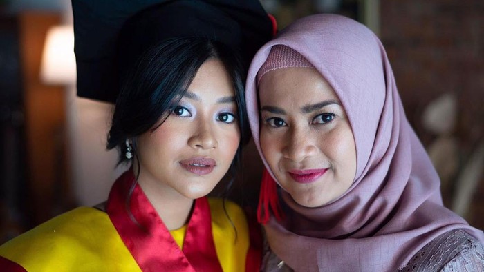 Ikke Nurjanah dan Anak Gadisnya