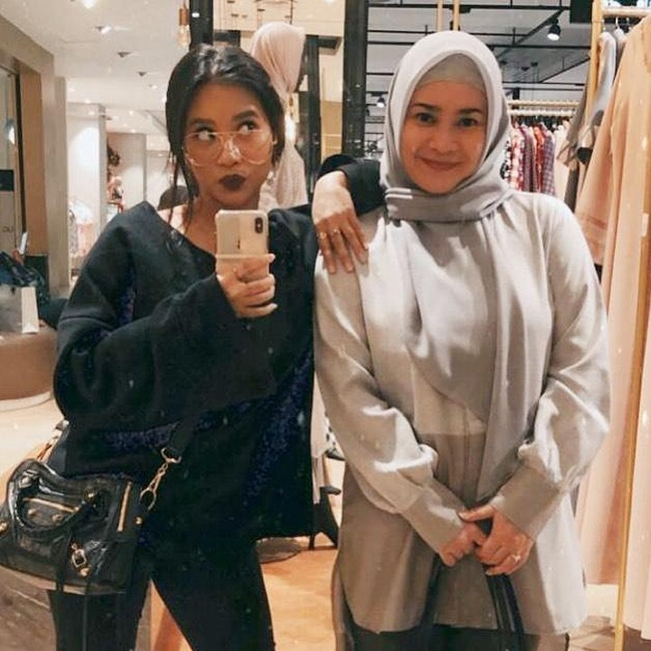 <p>Kini, usia Adira sudah memasuki 23 tahun, Bunda. Ia pun beranjak tumbuh menjadi gadis cantik, lho. Kecantikan terpancar jelas mewarisi wajah ibundanya. (Foto: Instagram: @ikkenurjanah0518)</p>