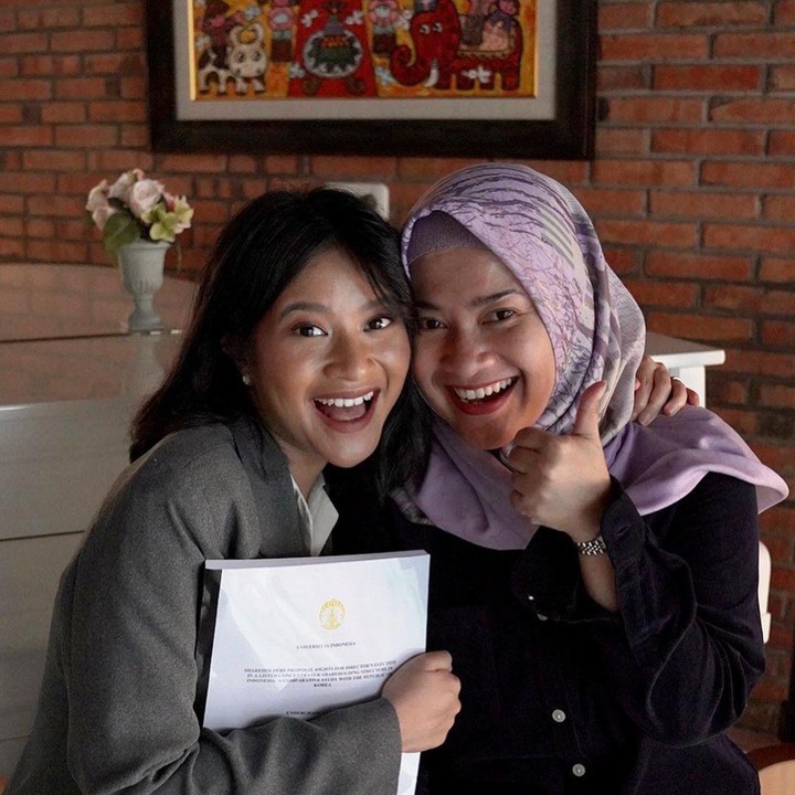 <p>Tak hanya cantik, Adira juga sangat berprestasi, Bunda. Diketahui, ia adalah lulusan Fakultas Hukum Universitas Indonesia. (Foto: Instagram: @ikkenurjanah0518)</p>