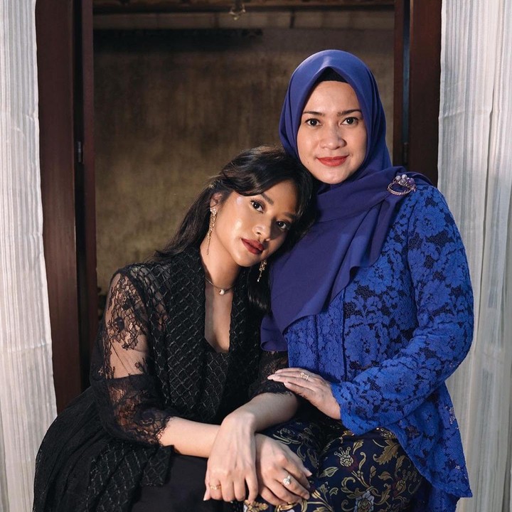 <p>Dilihat dari akun Instagram-nya, Adira juga kerap mengunggah momennya bersama sang Bunda, nih. (Foto: Instagram: @adirakania)</p>
