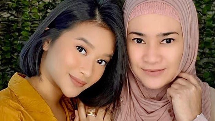 Ikke Nurjanah dan Anak Gadisnya