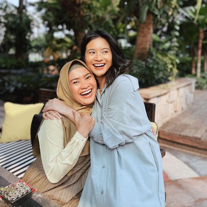 <p>Ikke Nurjanah memang sering mengunggah fotonya bersama sang putri di berbagai momen, Bunda. Semakin dilihat, wajah keduanya semakin mirip, ya. Bahkan, garis senyum keduanya pun sangat mirip. (Foto: Instagram: @ikkenurjanah0518)</p>