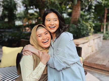 7 Potret Kompak Ikke Nurjanah dan Anak Gadisnya Adira Kania, Mirip Banget Bun