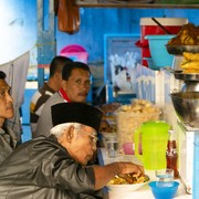 Ikonis Banget! Ini 5 Kebiasaan Orang Indonesia yang Jarang Ditemui di Negara Lain