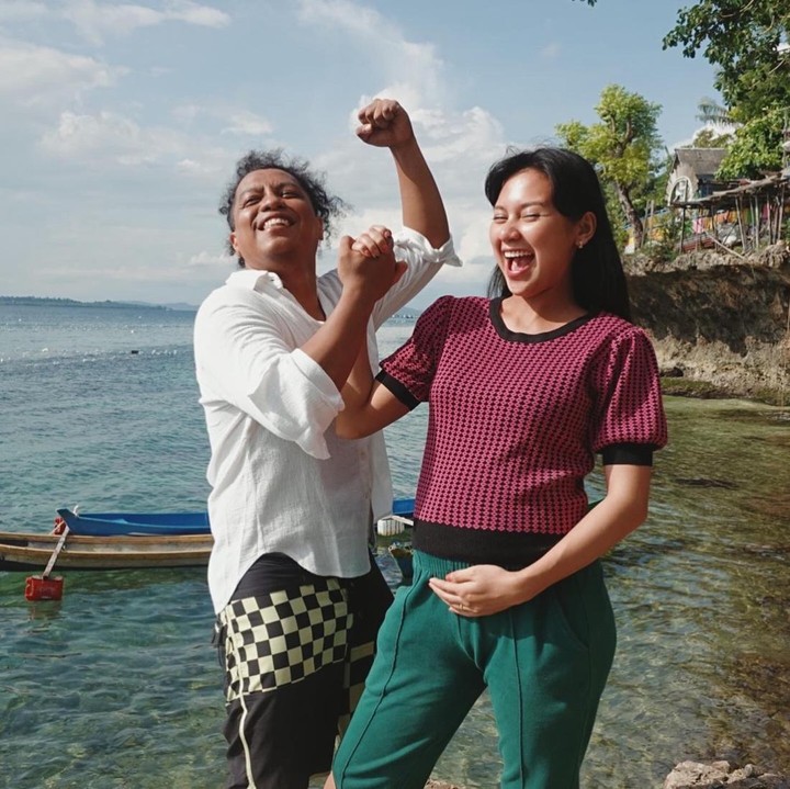 <p>Lewat media sosial, Arie dan Indah menyampaikan kabar bahagia tersebut usai merayakan syukuran pernikahan mereka. Pasangan ini mengaku sudah mengetahui jenis kelamin Si Kecil, namun masih merahasiakannya. Kita doakan semoga kehamilan Indah Permatasari berjalan lancar ya, Bunda. (Foto: Twitter @Arie_Kriting)</p>