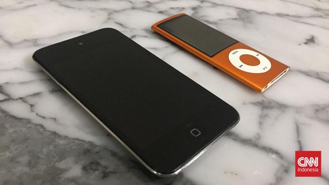 iPod digemari pada masanya karena mempermudah penggunanya mendengarkan musik saat bepergian.
