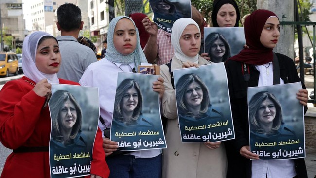 Shireen Abu Akleh, wartawan veteran yang kerap meliput perang, tewas tertembak peluru tentara Israel saat meliput bentrokan di Tepi Barat, Palestina.