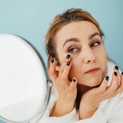 7 Kesalahan Pakai Eye Serum Ini Cuma Bikin Uang Terbuang Sia-sia, Cek Ada yang Sering Dilakukan?