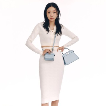 img-title Menyusul Jejak Song Hye Kyo dan Lee Min Ho, Simak Gaya Kim Da Mi Jadi Brand Ambassador Fendi