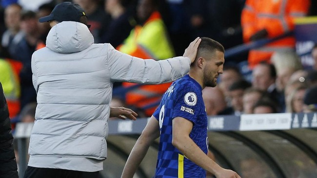 Bermain di kandang sendiri, Chelsea bahkan kebobolan terlebih dahulu di menit ke-6 berkat sepakan James Maddison dari luar kotak penalti.
