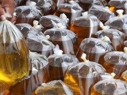 Pedagang di Makassar Kerepotan Jual Minyak Goreng Curah Pakai PeduliLindungi