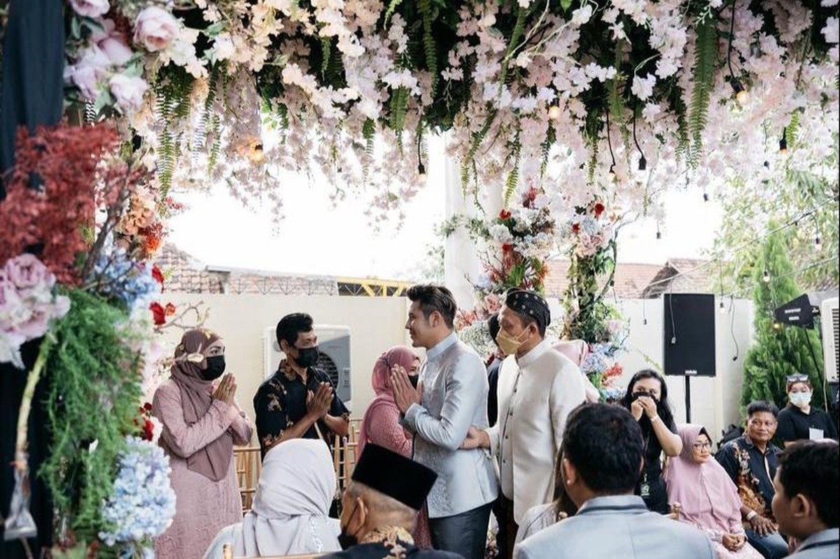 Momen Lamaran Via Vallen dan Chevra Yolandi