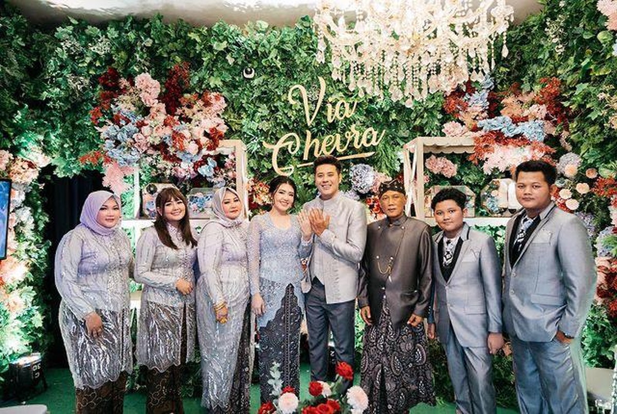 Momen Lamaran Via Vallen dan Chevra Yolandi