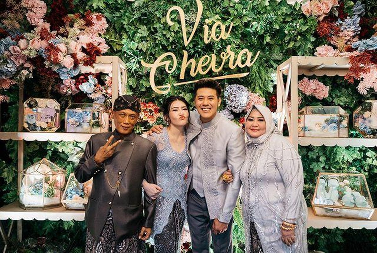Momen Lamaran Via Vallen dan Chevra Yolandi