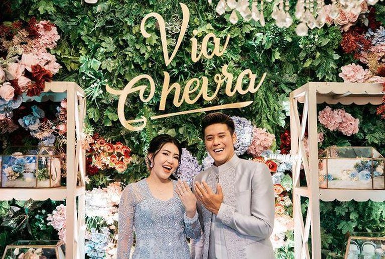 Momen Lamaran Via Vallen dan Chevra Yolandi Momen Lamaran Via Vallen dan Chevra Yolandi