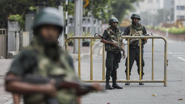 Pemerintah Sri Lanka mencabut aturan jam malam jelang perayaan Waisak atau Festival Cahaya bagi umat Buddha, Minggu (15/5).