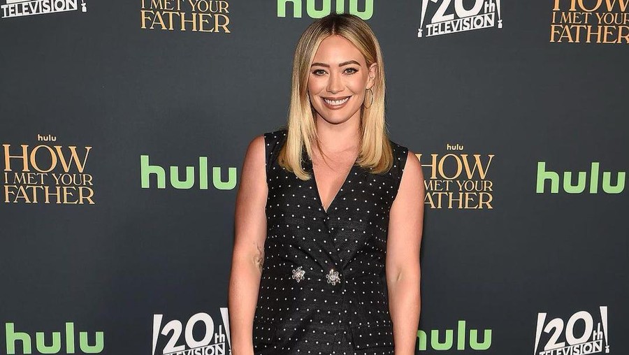 Pose Telanjang di Cover Majalah, Hillary Duff Akui Bangga dengan Tubuh Sendiri