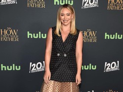 Berani Pose Telanjang di Sampul Majalah, Hillary Duff Mengaku Bangga