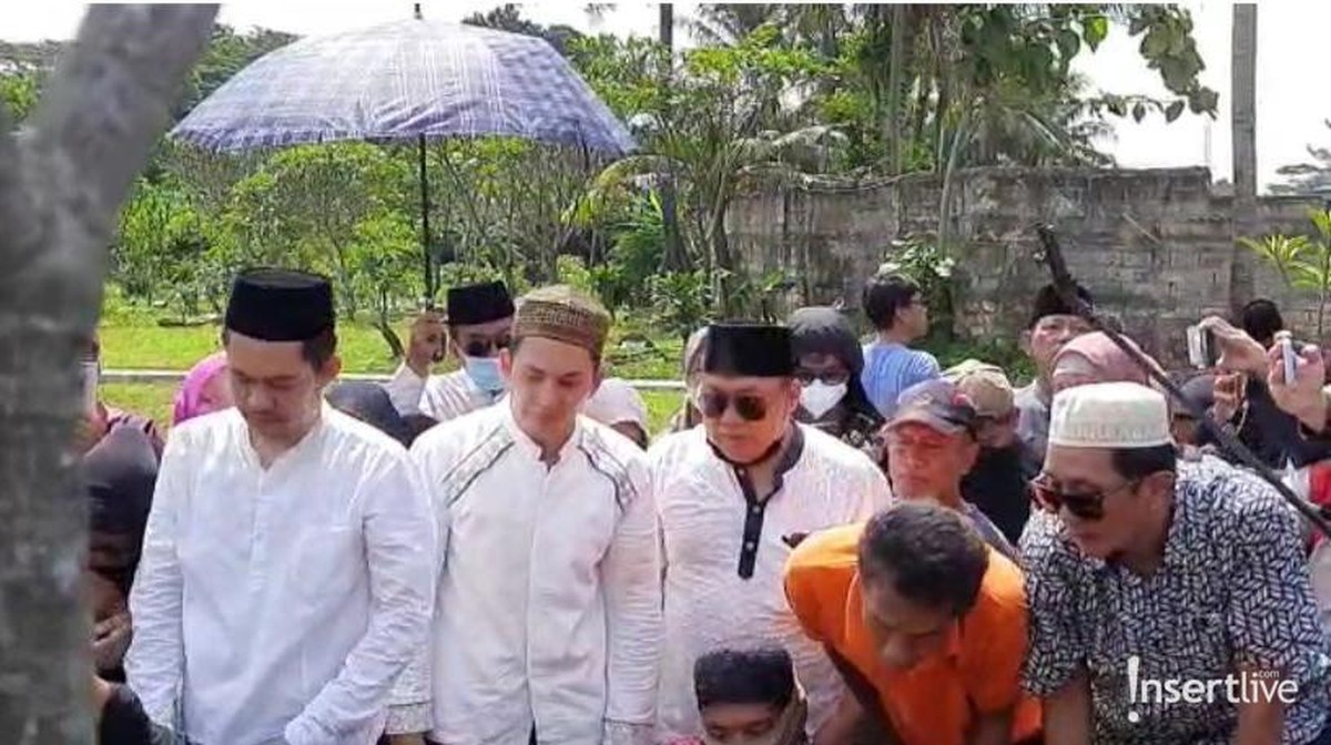 Prosesi Pemakaman Ibunda Kiki Farrel